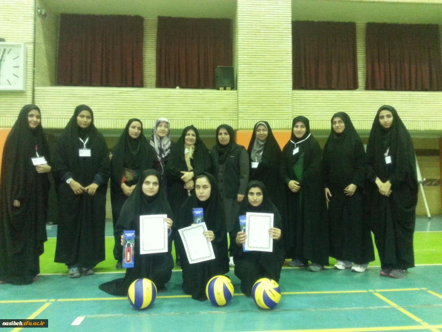 برنامه های اجراشده درروزسوم ازهفته تربیت بدنی (مسابقه والیبال وطناب کشی ) 2