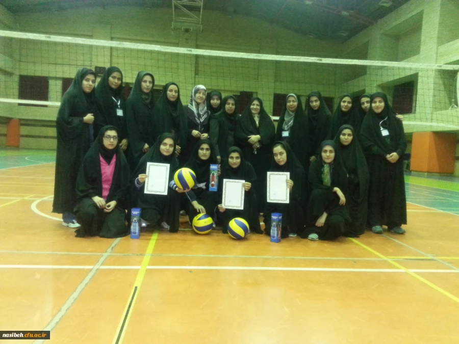 برنامه های اجراشده درروزسوم ازهفته تربیت بدنی (مسابقه والیبال وطناب کشی ) 2