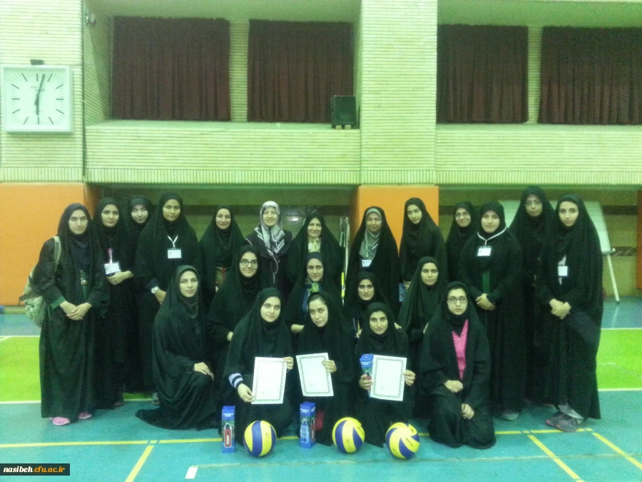 برنامه های اجراشده درروزسوم ازهفته تربیت بدنی (مسابقه والیبال وطناب کشی ) 2