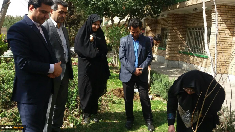 مراسم روز درختکاری با حضور جمعی ازمسئولین،اساتید و دانشجویان پردیس نسیبه  برگزار شد.
 
 2
