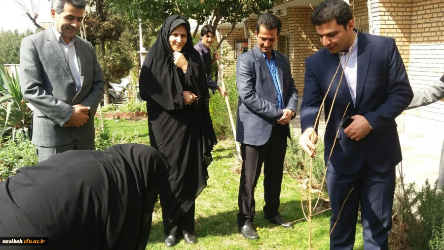 مراسم روز درختکاری با حضور جمعی ازمسئولین،اساتید و دانشجویان پردیس نسیبه  برگزار شد.
 
 2