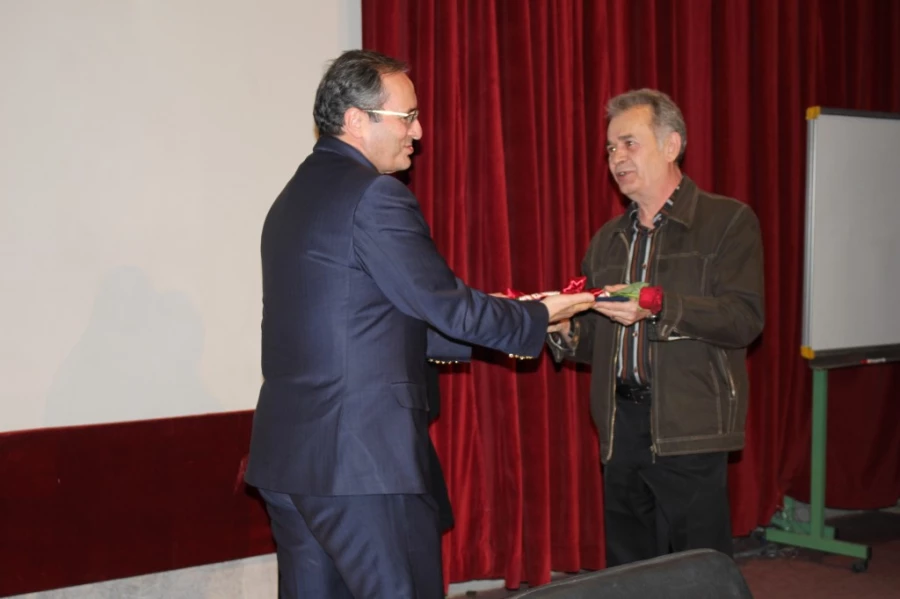 دکتر مهر محمدی در جمع دانشجویان پردیس نسیبه تهران :

ارتقاء کیفیت آموزشی با توسعه صلاحیت های علمی و حرفه ای معلمان امکان پذیر است 7