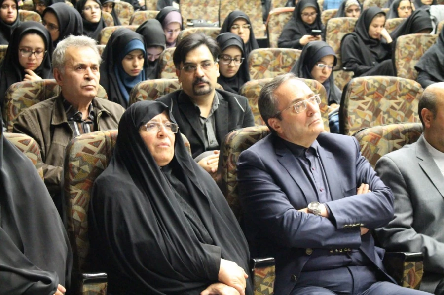 دکتر مهر محمدی در جمع دانشجویان پردیس نسیبه تهران :

ارتقاء کیفیت آموزشی با توسعه صلاحیت های علمی و حرفه ای معلمان امکان پذیر است 13