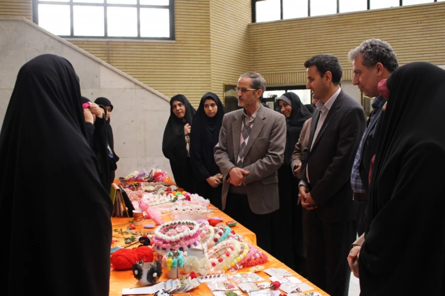 بازدید دکتر سبحانی مدیریت پردیس های استان تهران:

از روند برگزاری نمایشگاه صنایع دستی دانشجویان نسیبه به مناسبت 16 آذر به روایت تصویر 2