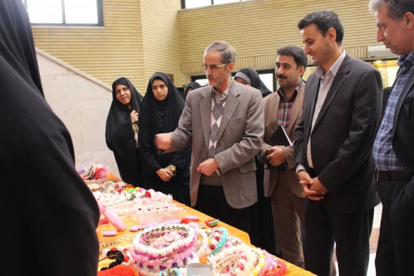 بازدید دکتر سبحانی مدیریت پردیس های استان تهران:

از روند برگزاری نمایشگاه صنایع دستی دانشجویان نسیبه به مناسبت 16 آذر به روایت تصویر 3