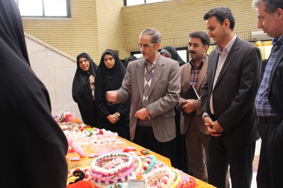 بازدید دکتر سبحانی مدیریت پردیس های استان تهران:

از روند برگزاری نمایشگاه صنایع دستی دانشجویان نسیبه به مناسبت 16 آذر به روایت تصویر 3