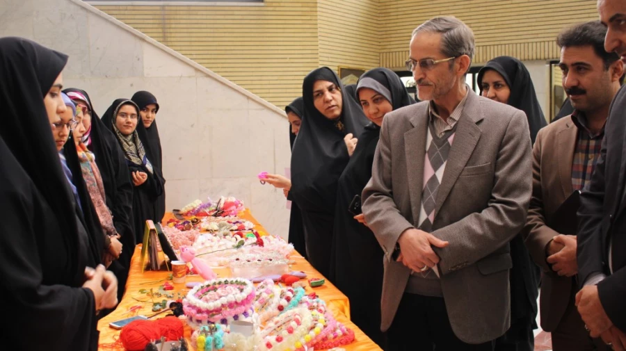 بازدید دکتر سبحانی مدیریت پردیس های استان تهران:

از روند برگزاری نمایشگاه صنایع دستی دانشجویان نسیبه به مناسبت 16 آذر به روایت تصویر 5