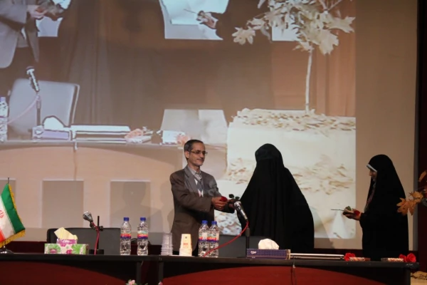 با حضور دکتر مهر محمدی:

مراسم 16 آذر در پردیس نسیبه تهران برگزار گردید. 3