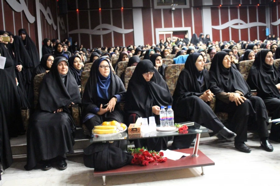 با حضور دکتر مهر محمدی:

مراسم 16 آذر در پردیس نسیبه تهران برگزار گردید. 3