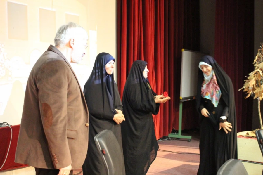 با حضور دکتر مهر محمدی:

مراسم 16 آذر در پردیس نسیبه تهران برگزار گردید. 4