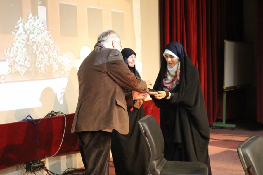 با حضور دکتر مهر محمدی:

مراسم 16 آذر در پردیس نسیبه تهران برگزار گردید. 5