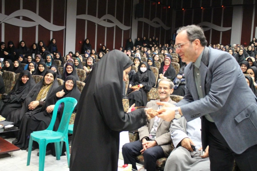 با حضور دکتر مهر محمدی:

مراسم 16 آذر در پردیس نسیبه تهران برگزار گردید. 6