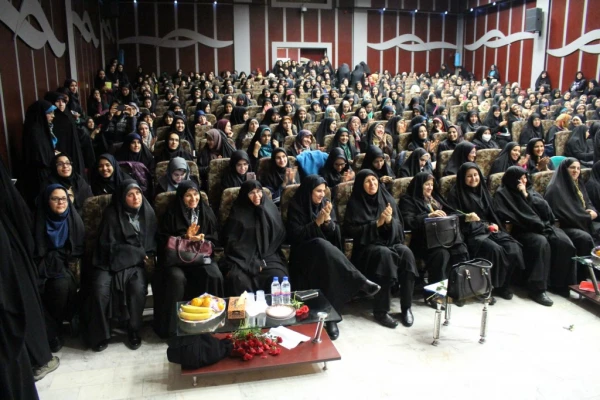 با حضور دکتر مهر محمدی:

مراسم 16 آذر در پردیس نسیبه تهران برگزار گردید. 7