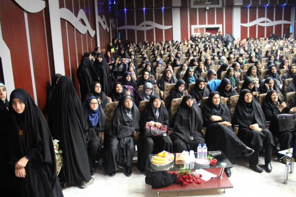 با حضور دکتر مهر محمدی:

مراسم 16 آذر در پردیس نسیبه تهران برگزار گردید. 8