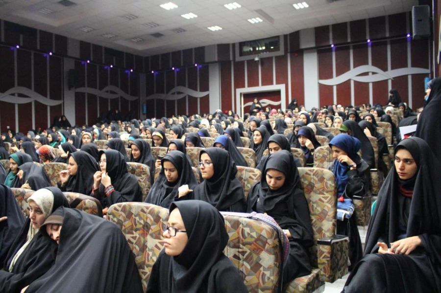 با حضور دکتر مهر محمدی:

مراسم 16 آذر در پردیس نسیبه تهران برگزار گردید. 11