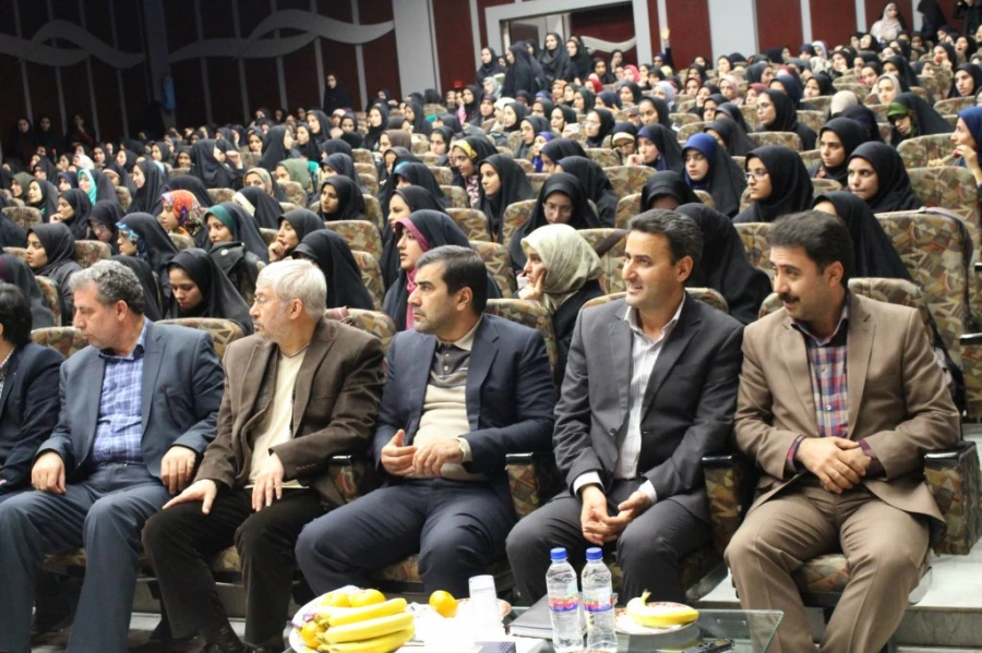 با حضور دکتر مهر محمدی:

مراسم 16 آذر در پردیس نسیبه تهران برگزار گردید. 12