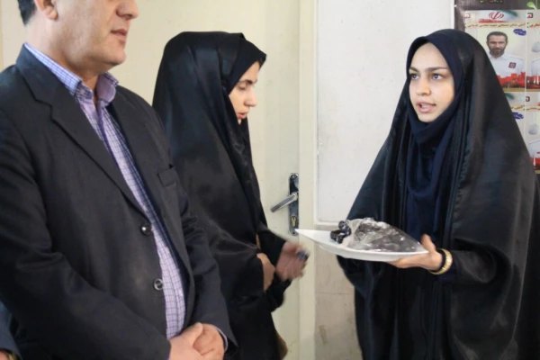 با حضور جمعی ازدانشجویان و اساتید پردیس نسیبه:

مراسم تجلیل از جان فشانی شُهدای آتش نشان برگزار شد. 2