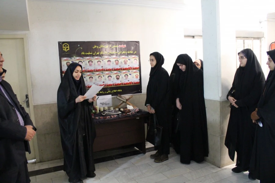 با حضور جمعی ازدانشجویان و اساتید پردیس نسیبه:

مراسم تجلیل از جان فشانی شُهدای آتش نشان برگزار شد. 5