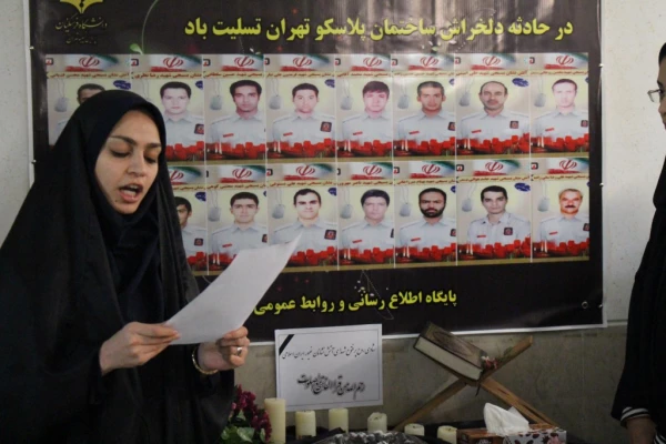 با حضور جمعی ازدانشجویان و اساتید پردیس نسیبه:

مراسم تجلیل از جان فشانی شُهدای آتش نشان برگزار شد. 6