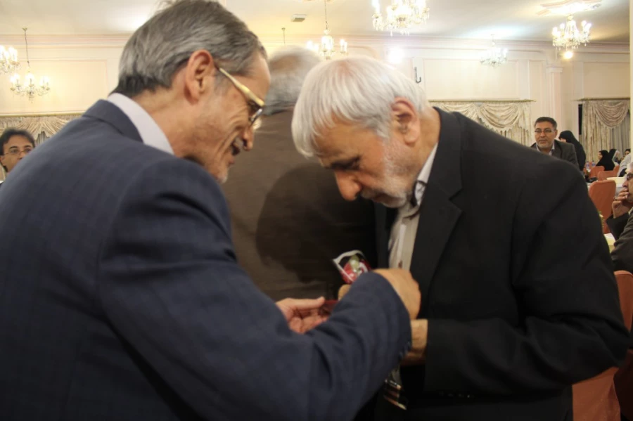 تقدیر و قدردانی از دکتر هزاوه ای

 در حاشیه بزرگداشت هفته معلم در اردوگاه کشوری شهید باهنر تهران 2