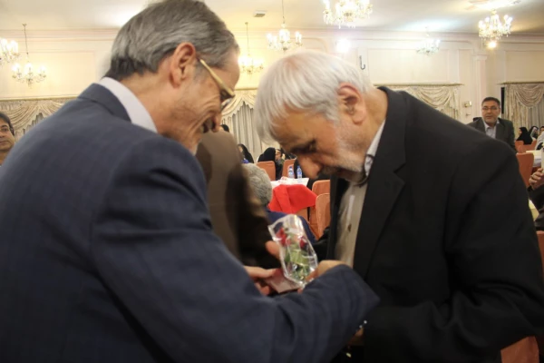 تقدیر و قدردانی از دکتر هزاوه ای

 در حاشیه بزرگداشت هفته معلم در اردوگاه کشوری شهید باهنر تهران 7