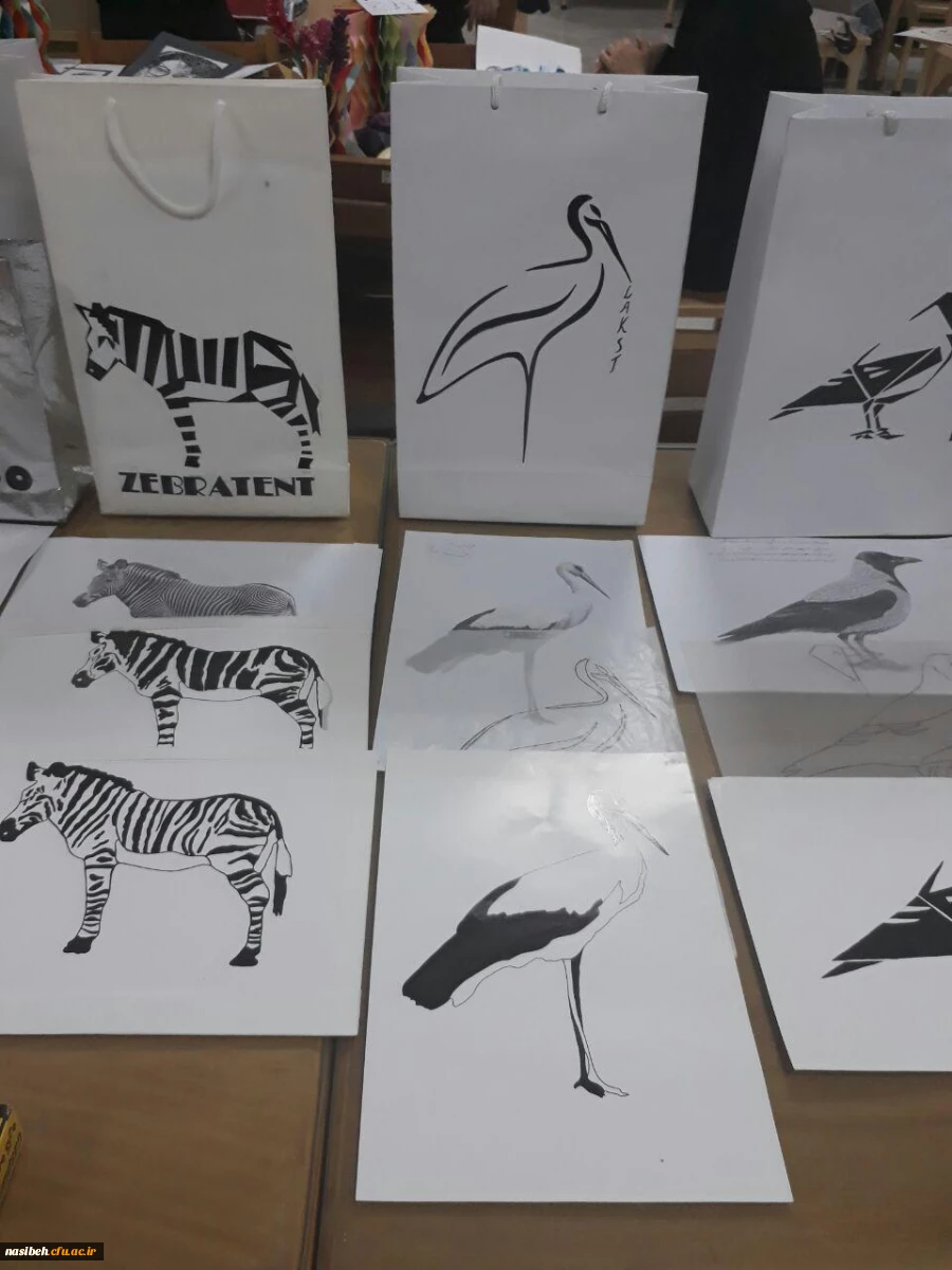 گرافیک در معنای لغت بمعنی ترسیم و نگارش است

برگزاری نمایشگاه  آفرینش های هنری دانشجویان استاد خوشبختی  در کتابخانه پردیس نسیبه تهران 7