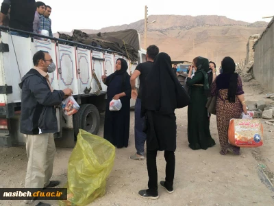 توزیع کمک های غیرنقدی جمع اوری شده پردیس نسیبه به زلزله زدگان