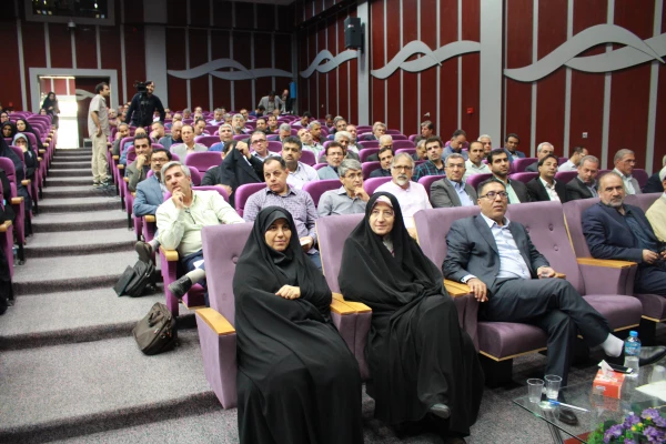 دکتر طاهری نیا در نشست تخصصی کاروزی دانشگاه فرهنگیان گفت :
کارورزحلقه واسطه مدرسه ودانشگاه است .
 3