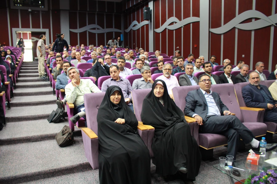 دکتر طاهری نیا در نشست تخصصی کاروزی دانشگاه فرهنگیان گفت :
کارورزحلقه واسطه مدرسه ودانشگاه است .
 3