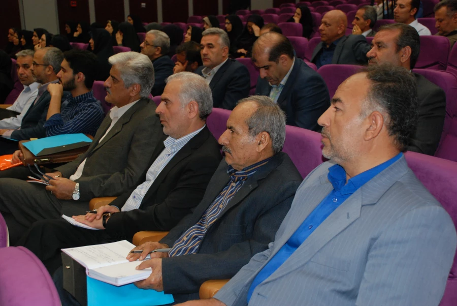 دکتر طاهری نیا در نشست تخصصی کاروزی دانشگاه فرهنگیان گفت :
کارورزحلقه واسطه مدرسه ودانشگاه است .
 4