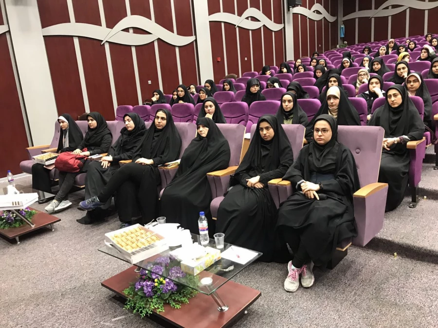 نشست صمیمانه مسولان مدیریت استانی تهران و پردیس نسیبه با دانشجومعلمان 3