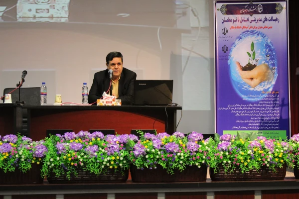 دکترخنیفر دردومین همایش مدیران میزبان دانش آموختگان دانشگاه فرهنگیان :
معرفت علم در سه چیز است: تقرب به خدا، شناخت خویش و خدمت به خلق
 2