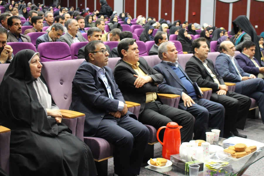 دکترخنیفر دردومین همایش مدیران میزبان دانش آموختگان دانشگاه فرهنگیان :
معرفت علم در سه چیز است: تقرب به خدا، شناخت خویش و خدمت به خلق
 3