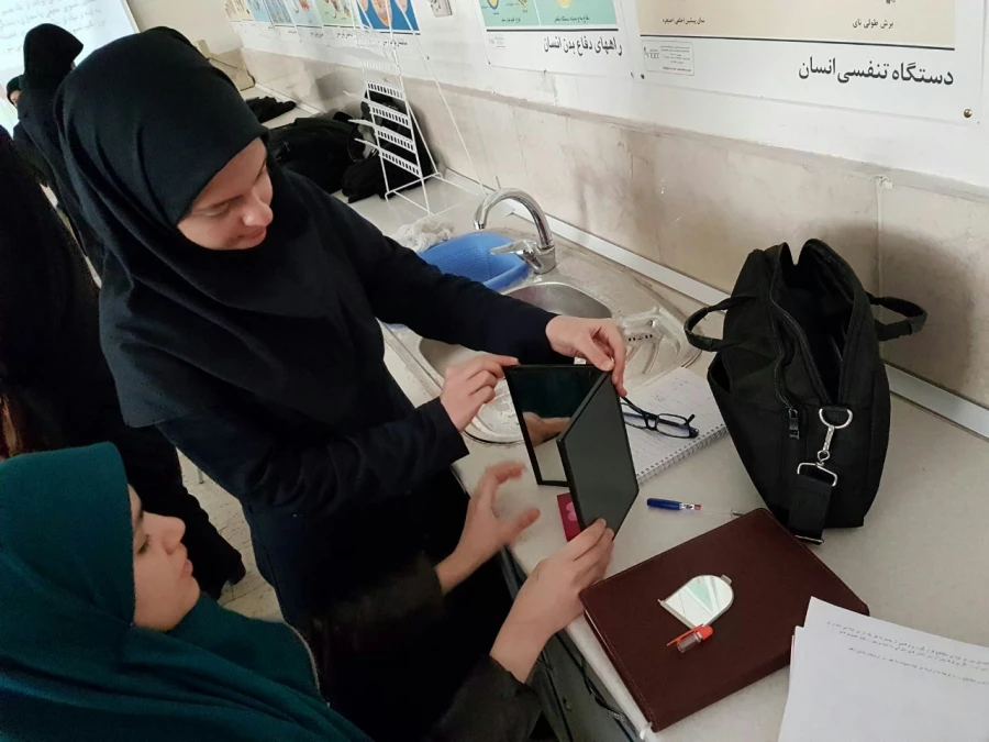 کارگاه  ""آزمایشگاه فیزیک نور ""درمرکزیادگیری علوم پردیس نسیبه برگزارشد . 2