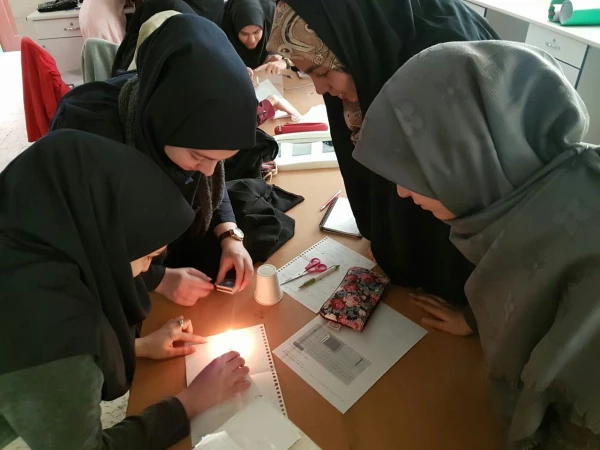 کارگاه  ""آزمایشگاه فیزیک نور ""درمرکزیادگیری علوم پردیس نسیبه برگزارشد . 2