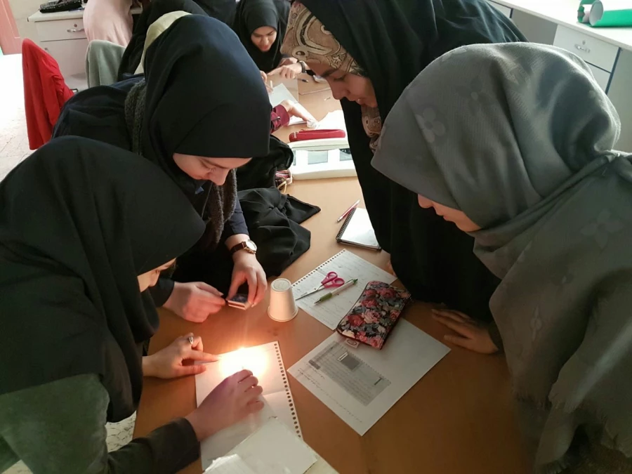 کارگاه  ""آزمایشگاه فیزیک نور ""درمرکزیادگیری علوم پردیس نسیبه برگزارشد . 2