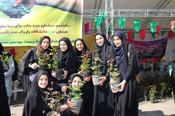 کاشت بوته گل رزبه مناسبت هفته درختکاری  3