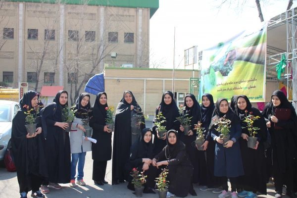 کاشت بوته گل رزبه مناسبت هفته درختکاری  4