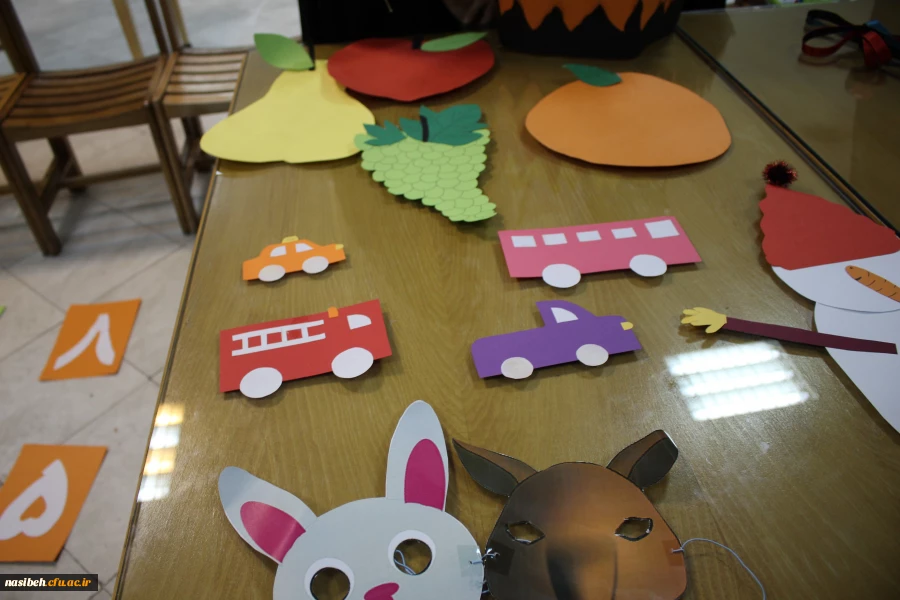 بازدید سرپرست ومعاونین پردیس ازنمایشگاه دست سازه های کمک آموزشی درورزش  2