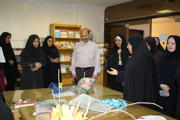بازدید سرپرست ومعاونین پردیس ازنمایشگاه دست سازه های کمک آموزشی درورزش  7
