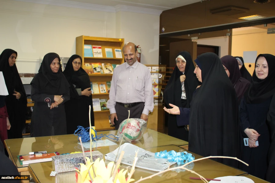 بازدید سرپرست ومعاونین پردیس ازنمایشگاه دست سازه های کمک آموزشی درورزش  7