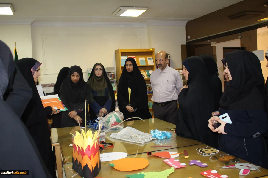 بازدید سرپرست ومعاونین پردیس ازنمایشگاه دست سازه های کمک آموزشی درورزش  9