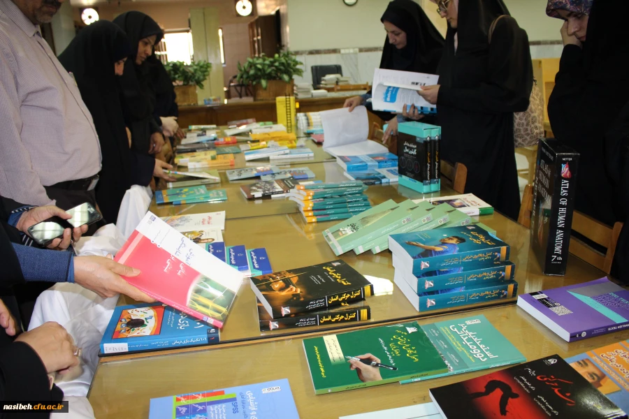 بازدید سرپرست ومعاونین پردیس ازنمایشگاه دست سازه های کمک آموزشی درورزش  4