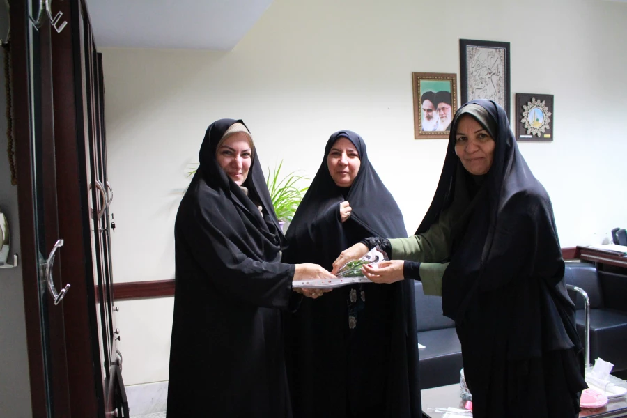 تقدیرازکارکنان پردیس به مناسبت روزکارمند  4