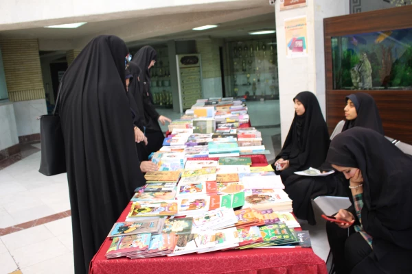 برگزاری نمایشگاه کتاب به مناسبت هفته دفاع مقدس  4