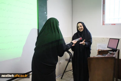 اهدای شاخه گل به دانشجومعلمان به مناسبت روزدانشجو