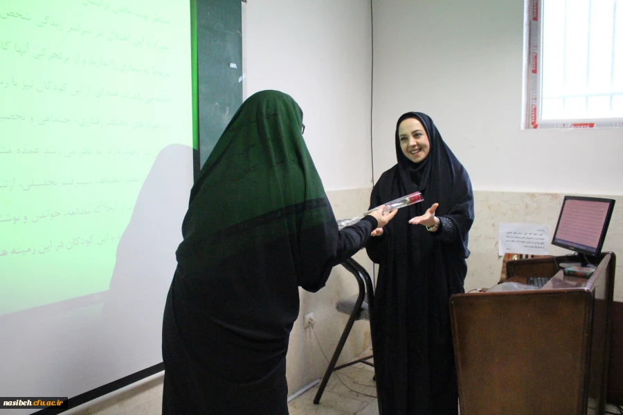 اهدای شاخه گل به دانشجومعلمان به مناسبت روزدانشجو 2