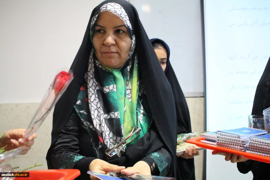 اهدای شاخه گل به دانشجومعلمان به مناسبت روزدانشجو 3