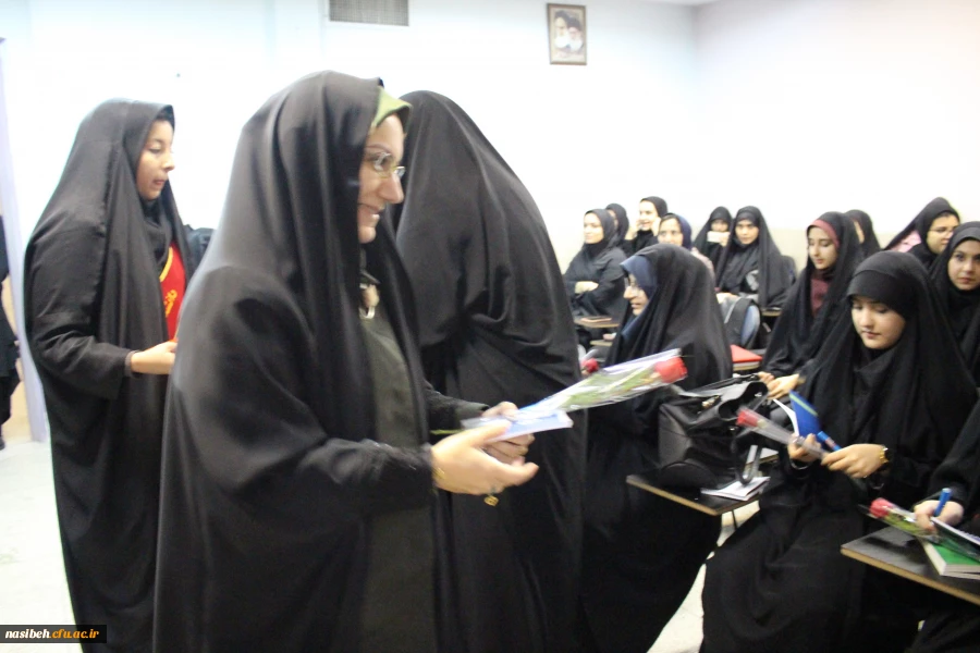 اهدای شاخه گل به دانشجومعلمان به مناسبت روزدانشجو 4