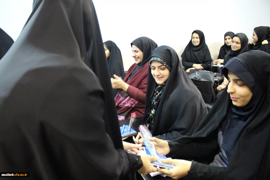 اهدای شاخه گل به دانشجومعلمان به مناسبت روزدانشجو 5